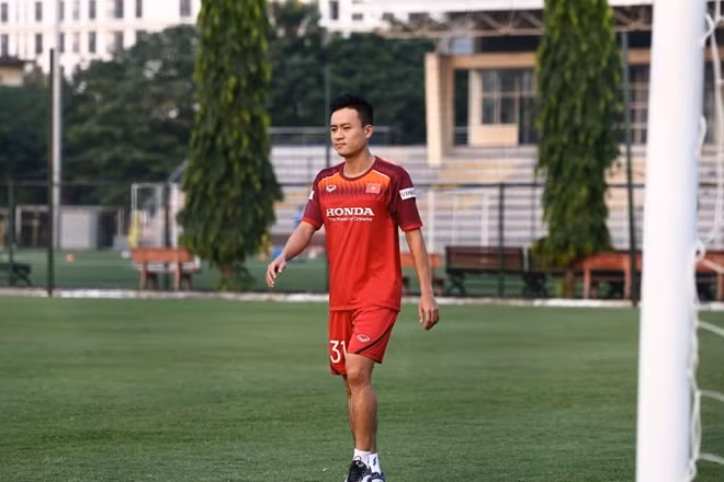 Trong buổi tập hôm nay, mọi ánh mắt đổ dồn về Võ Huy Toàn.Tiền vệ này dính chấn thương trong buổi tập trước đó và theo chẩn đoán là rách cơ đùi trái. .