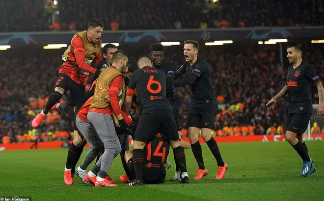 Trên đất Anh, Atletico đã dạy lại cho Liverpool thế nào là ngược dòng. Ảnh: Daily Mail.
