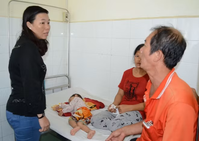 Cán bộ địa phương đến thăm hỏi, chia sẻ với gia đình anh Danh.