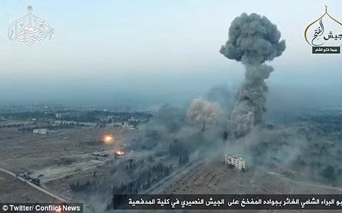 Quân nổi dậy pháo kích căn cứ của quân đội Syria ở phía Nam Aleppo để làm suy yếu tuyến phòng thủ trước khi mở một cuộc tấn công trên bộ. Ảnh: Daily Mail.