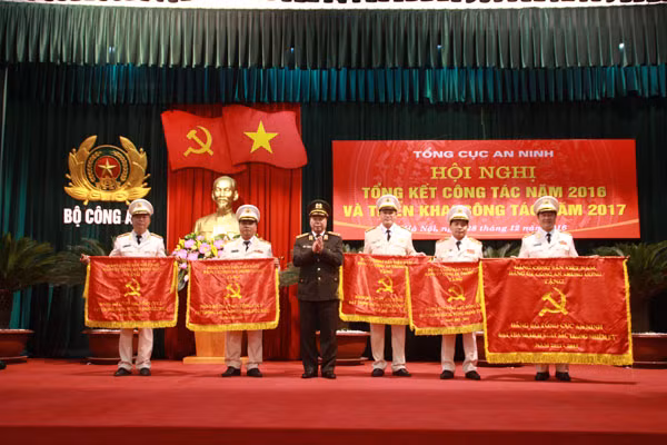 Thứ trưởng Bùi Văn Nam tặng Cờ của Đảng ủy Công an Trung ương cho Đảng bộ Tổng cục An ninh và 4 Đảng bộ cơ sở.