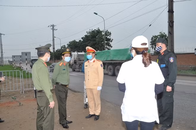 Đại tá Lê Ngọc Châu – Giám đốc Công an tỉnh động viên cán bộ chiến sỹ làm nhiệm vụ tại chốt kiểm soát trên địa bàn thành phố Hải Dương.