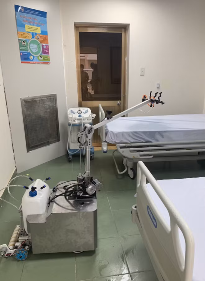 Chiếc máy Robot khử khuẩn phòng cách ly đã được ứng dụng tại Bệnh viện dã chiến Củ Chi, TP HCM.