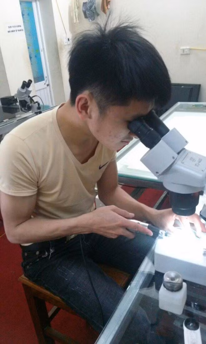 Bùi Văn Tuyên say sưa trong một nghiên cứu.