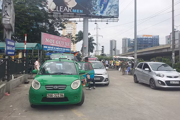 Taxi truyền thống đang gặp không ít khó khăn khi lượng xe Uber, Grab hoạt động ngày càng mạnh.