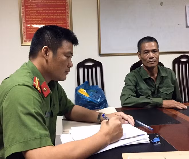 Luân khai báo trước cán bộ của Phòng Cảnh sát truy nã tội phạm