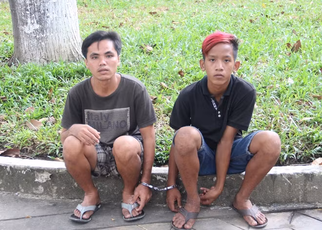 Đối tượng Khăng và Sang.Cả 3 cùng tiếp cận, giả vờ hỏi xin thuốc và mượn điện thoại, nhưng anh Tiến không cho. Thấy vậy, 3 đối tượng lao vào thay nhau đấm, đá anh Tiến, cướp 2 điện thoại di động rồi bỏ trốn.