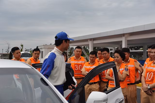 Các học viên thực hành lái xe.