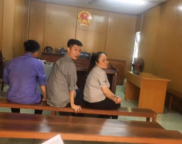 Các bị cáo trong giờ nghị án.