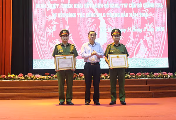 Đồng chí Nguyễn Văn Quang, Chủ tịch UBND tỉnh Hòa Bình tặng Bằng khen cho 2 tập thể tại hội nghị.