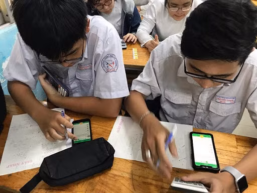 Nhiều người lo ngại việc cho học sinh sử dụng điện thoại sẽ ảnh hưởng đến sức khỏe.