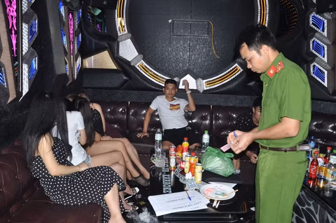 Kiểm tra, bắt giữ các đối tượng sử dụng ma túy tại quán Karaoke New (Đồng Gia, Kim Thành, Hải Dương).