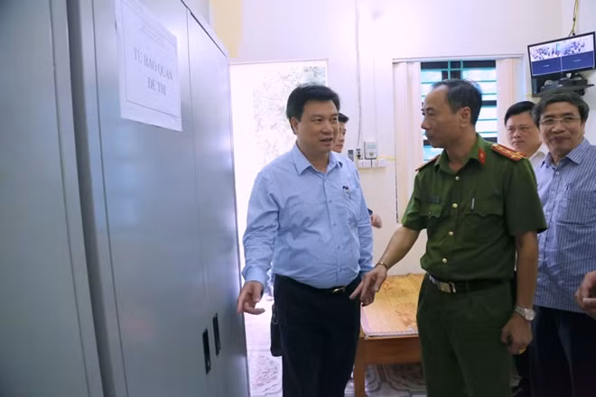 Thứ trưởng Nguyễn Hữu Độ kiểm tra công tác chuẩn bị thi THPT quốc gia tại điểm thi trường THPT Đoan Hùng, tỉnh Phú Thọ.