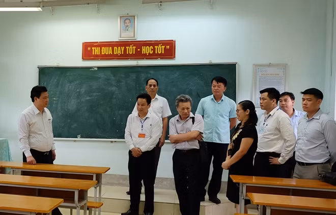 Thứ trưởng Bộ GD&ĐT Nguyễn Hữu Độ kiểm tra công tác chuẩn bị thi tại điểm thi trường THPT Hưng An, huyện Bắc Quang, tỉnh Hà Giang.