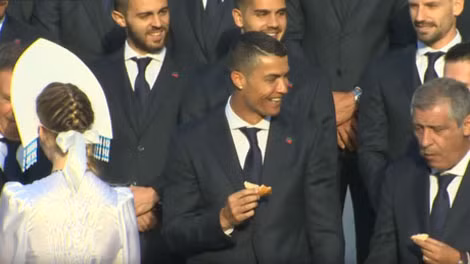 Ronaldo tươi cười thưởng thức món bánh mỳ và muối đặc trưng của Nga.