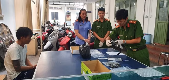 Cơ quan chức năng tiến hành mở niêm phong giám định số ma túy bắt của Phạm Văn Vũ.
