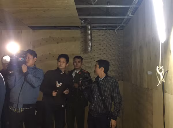 Phòng hát karaoke được cải tạo từ phòng ở với thiết kế đường điện bên trong vật liệu dễ cháy.