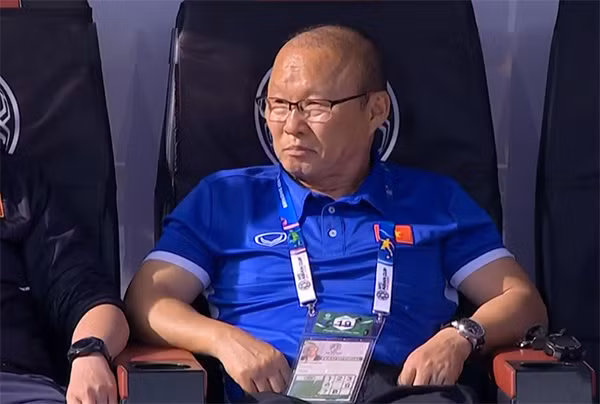 HLV Park Hang-seo đăm chiêu quan sát các học trò từ khu vực kỹ thuật. "Chúng tôi hiểu trận đấu sẽ rất khó khăn, nhưng nếu có dù chỉ một cơ hội, tuyển Việt Nam sẽ cố gắng tận dụng", ông nói trước trận đấu. Ảnh: VNE.