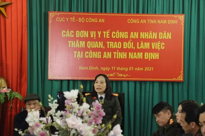 Đoàn y tế CAND làm việc tại Bệnh viện Công an tỉnh Nam Định.