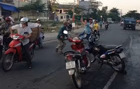 Đánh nhau chỉ vì va chạm giao thông.
