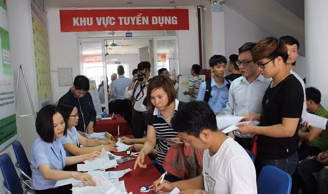 Người lao động đang đứng trước thách thức lớn về việc làm do ảnh hưởng của dịch COVID-19.