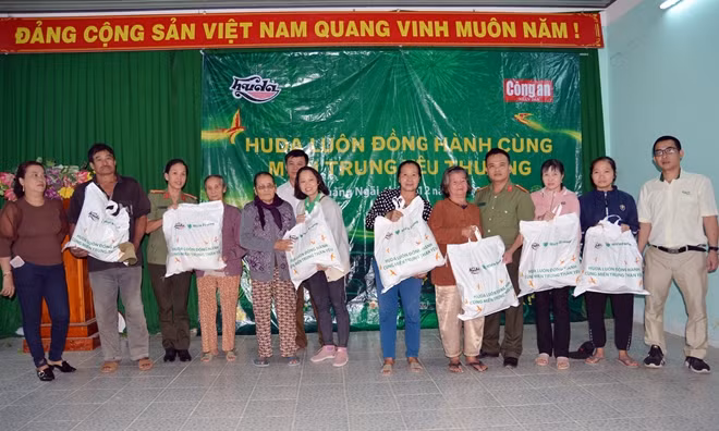 Đại diện Báo CAND, Công an tỉnh Quảng Ngãi và nhà tài trợ trao tặng quà cho bà con xã Bình Sơn.