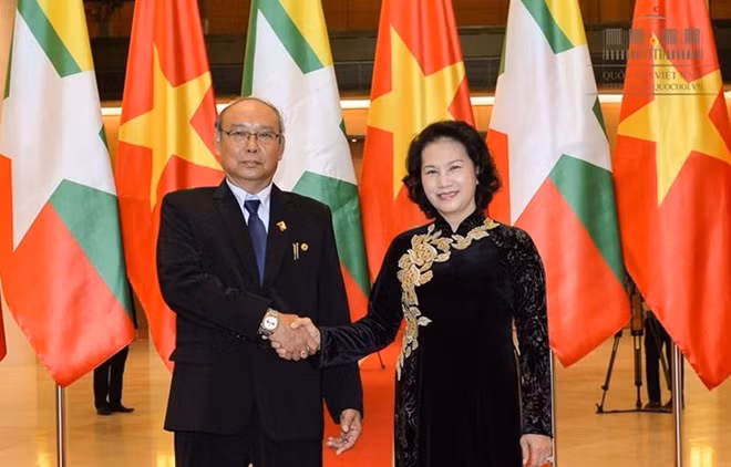 Chủ tịch QH Nguyễn Thị Kim Ngân đón Chủ tịch Thượng viện kiêm Chủ tịch QH Myanmar Mahn Win Khaing Than. Ảnh: quochoi.vn