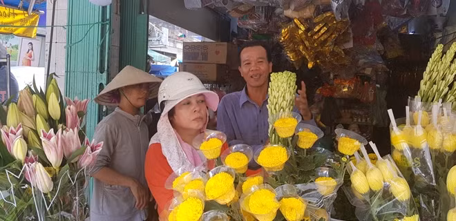 Anh Long bên tiệm hoa tươi của mình.