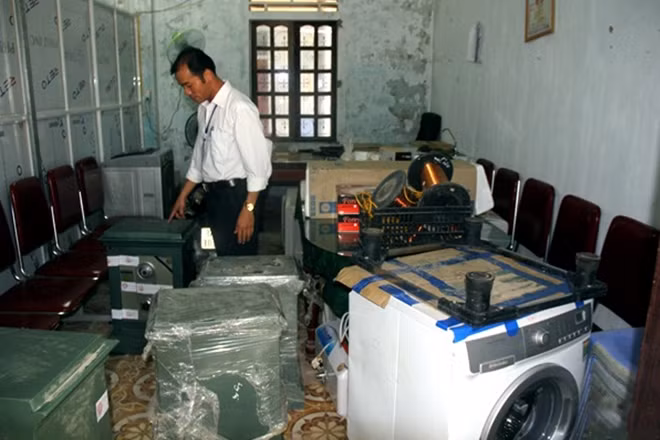 Tài sản bị người dân xiết nợ được thu hồi, niêm phong để phục vụ điều tra.