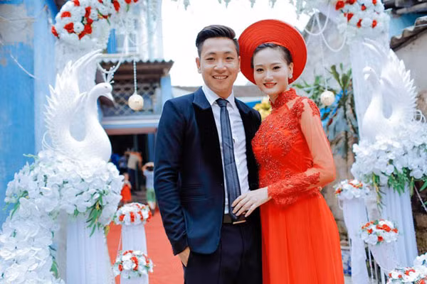 Ca sĩ Phương Thúy (vợ Phùng Cường) được giải 3 Sao Mai 2013 dòng nhạc dân gian.