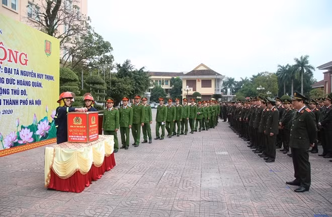 Công an Nghệ An quyên góp ủng hộ.