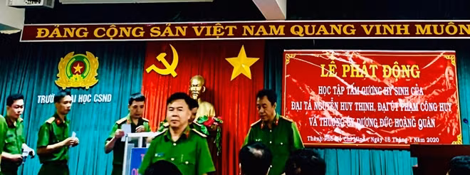 Hoạt động quyên góp ủng hộ gia đình 3 liệt sĩ tại buổi lễ.