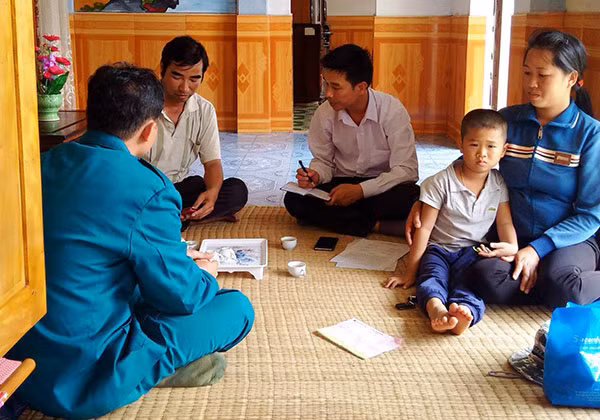 Những ngư dân bị các cò lao động lừa đảo chiếm đoạt tiền đang kể lại vụ việc với phóng viên Báo CAND. Những ngư dân bị các cò lao động lừa đảo chiếm đoạt tiền đang kể lại vụ việc với phóng viên Báo CAND.