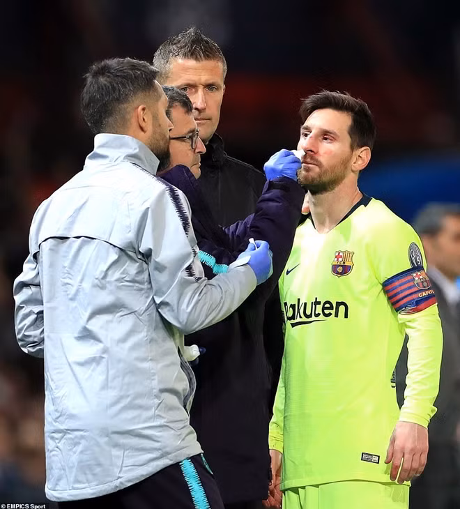Tiền đạo của Barca sau đó cần tới sự chăm sóc của đội ngũ y tế.