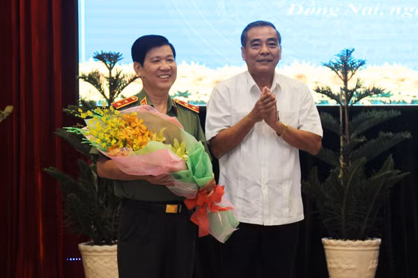 Phó Bí thư trường trực Tỉnh ủy Đồng Nai Trần Văn Tư tặng hoa chúc mừng Thứ trưởng Nguyễn Văn Sơn.