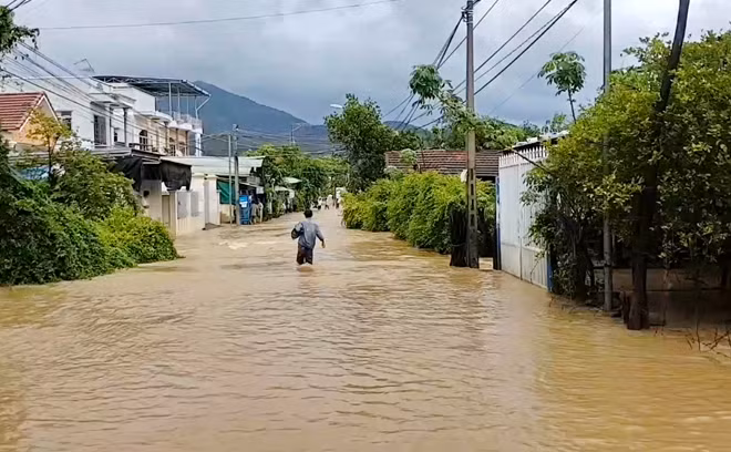Người dân phải lội nước lũ trên số tuyến đường ở phía Tây Nha Trang.