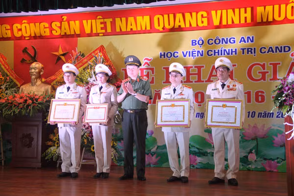 Bộ trưởng Tô Lâm tặng Bằng khen của Bộ Công an cho các đồng chí lãnh đạo của nhà trường.