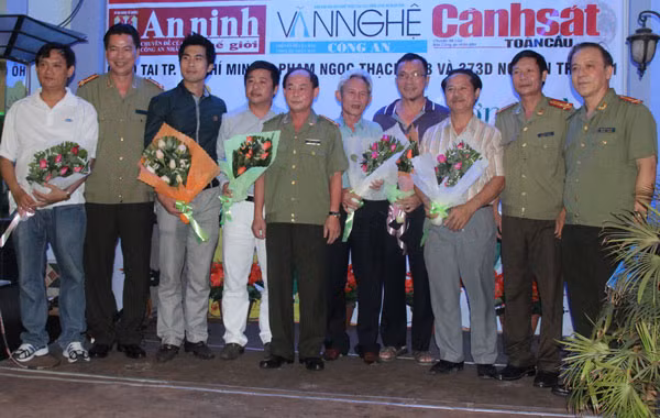 Đại tá Trần Kim Thẩm, Phó Tổng biên tập Báo CAND cùng các nhà hảo tâm tại “bữa tiệc từ thiện” - Chương trình “Tết vì người nghèo xuân Giáp Ngọ 2014.