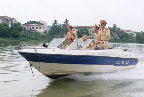 Cảnh sát đường thủy tuần tra kiểm soát, xử lý vi phạm trên đường thủy nội địa.