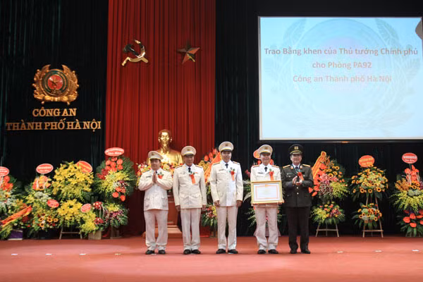 Phòng An ninh điều tra Công an TP Hà Nội đón nhận Bằng khen của Thủ tướng Chính phủ