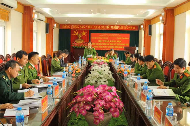 Đại tá Phạm Công Nguyên, Phó Giám đốc Học viện CSND chủ trì Hội thảo.