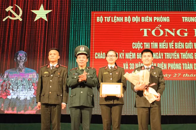 Thiếu tướng Đỗ Danh Vượng trao giải Nhất cho nhóm tác giả thuộc Câu lạc bộ sinh viên nghiên cứu khoa học, Học viện Chính trị CAND.