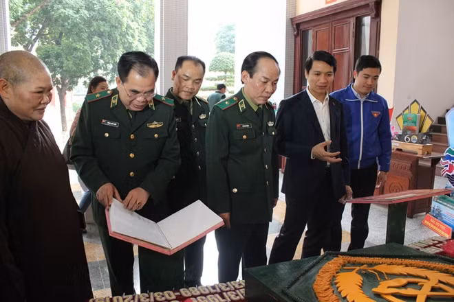 Lãnh đạo Bộ tư lệnh BĐBP tham quan các tác phẩm dự thi đạt giải.