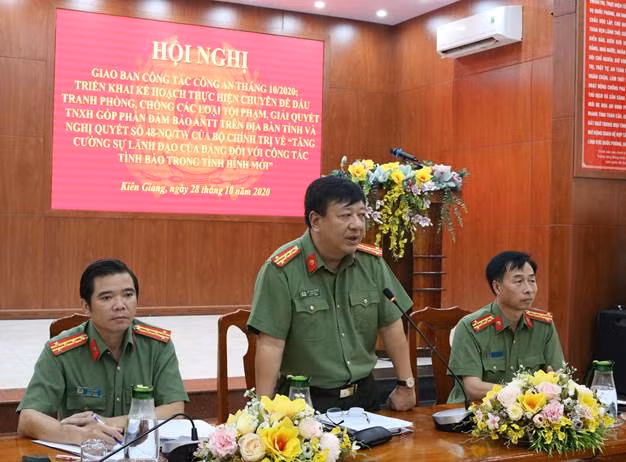 Đại tá Đỗ Triệu Phong, Giám đốc Công an tỉnh Kiên Giang phát biểu chỉ đạo tại Hội nghị