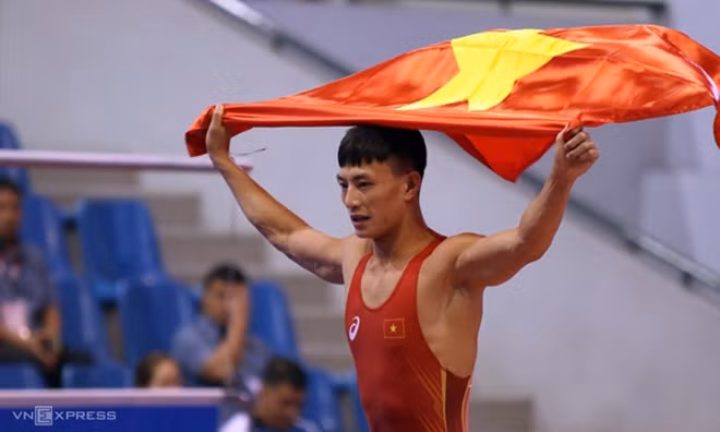Đô vật Nguyễn Hữu Định mừng chiến thắng ở hạng 61 kg nam. Ảnh: VNE.