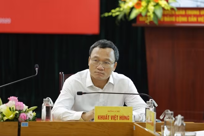 Ông Khuất Việt Hùng - Phó Chủ tịch chuyên trách Ủy ban An toàn giao thông Quốc gia phát biểu tại buổi giao lưu.