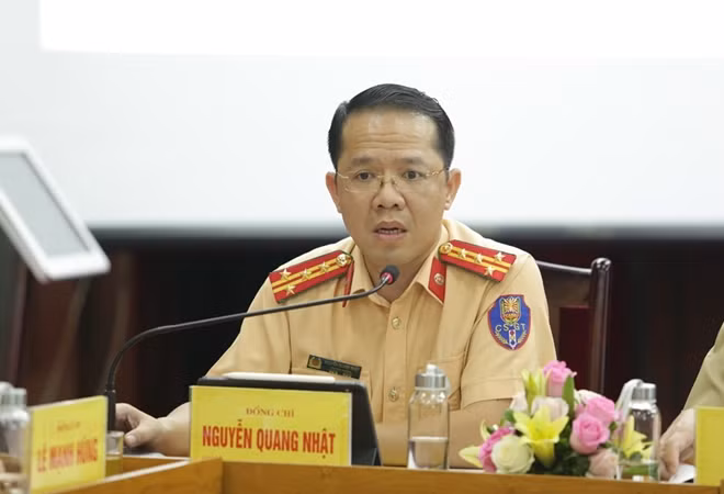 Đại tá Nguyễn Quang Nhật, Trưởng phòng Tuyên truyền và Điều tra giải quyết tai nạn giao thông, Cục Cảnh sát giao thông, Bộ Công an trả lời các câu hỏi của độc giả tại cuộc giao lưu trực tuyến.