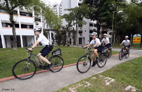 Cảnh sát Singapore tuần tra bằng xe đạp.