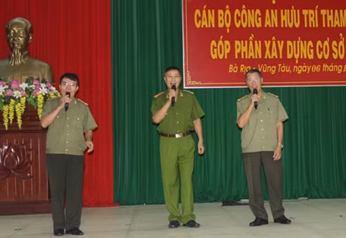Cán bộ Công an hưu trí tham gia phong trào văn nghệ.