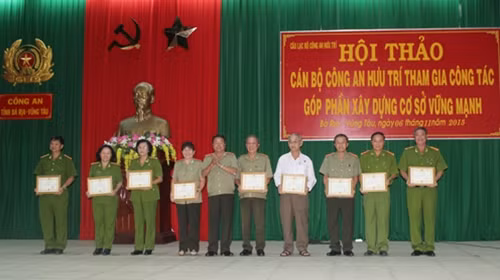 Trung tướng Châu Văn Mẫn trao giấy khen của Giám đốc Công an tỉnh tặng cán bộ Công an hưu trí tiêu biểu.
